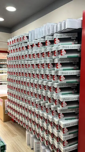 Estanterías con cartuchos en la tienda de cartuchos Tuink