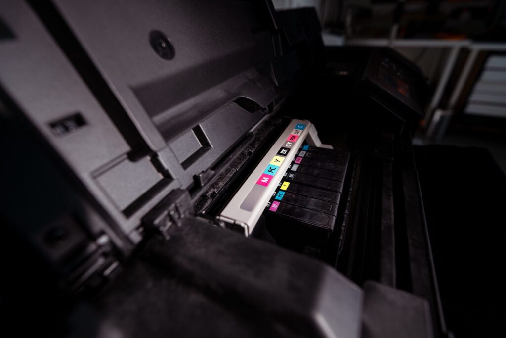 Primer plano de los cartuchos de tinta CMYK de una impresora